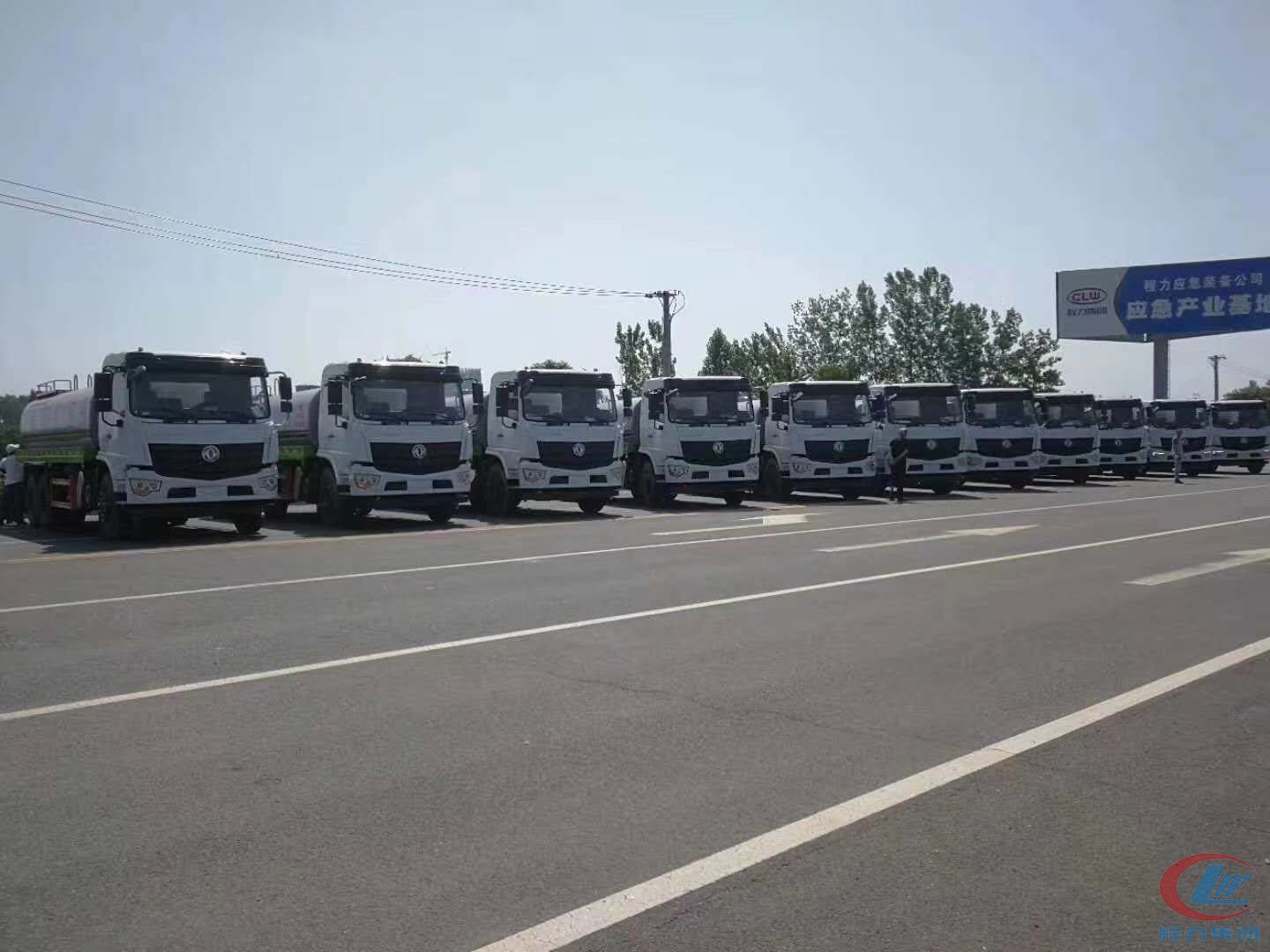 918博天堂集团国六东风D3L后双桥抑尘洒水车十台齐发