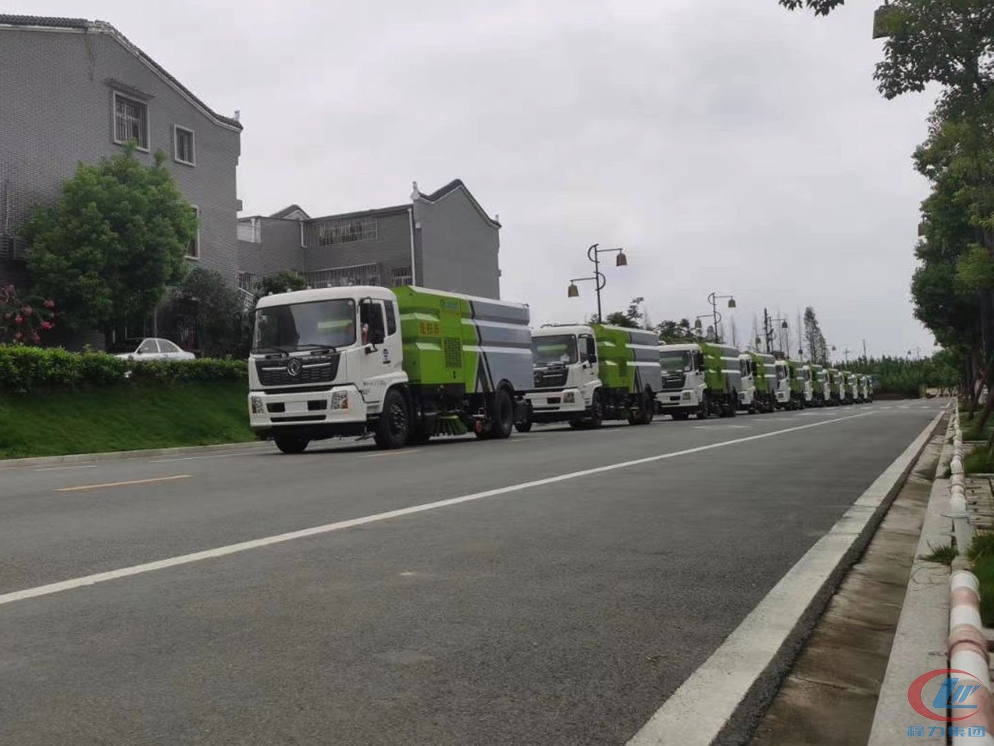 918博天堂集团东风天锦洗扫车批量交车