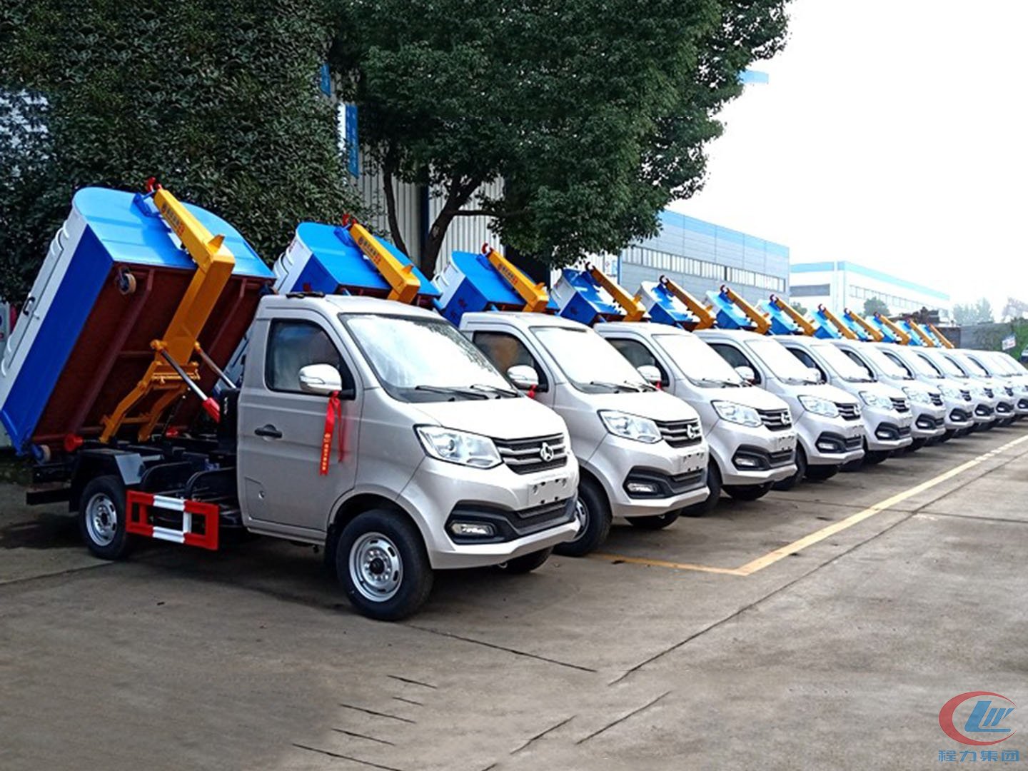 918博天堂集团国六勾臂垃圾车批量发车