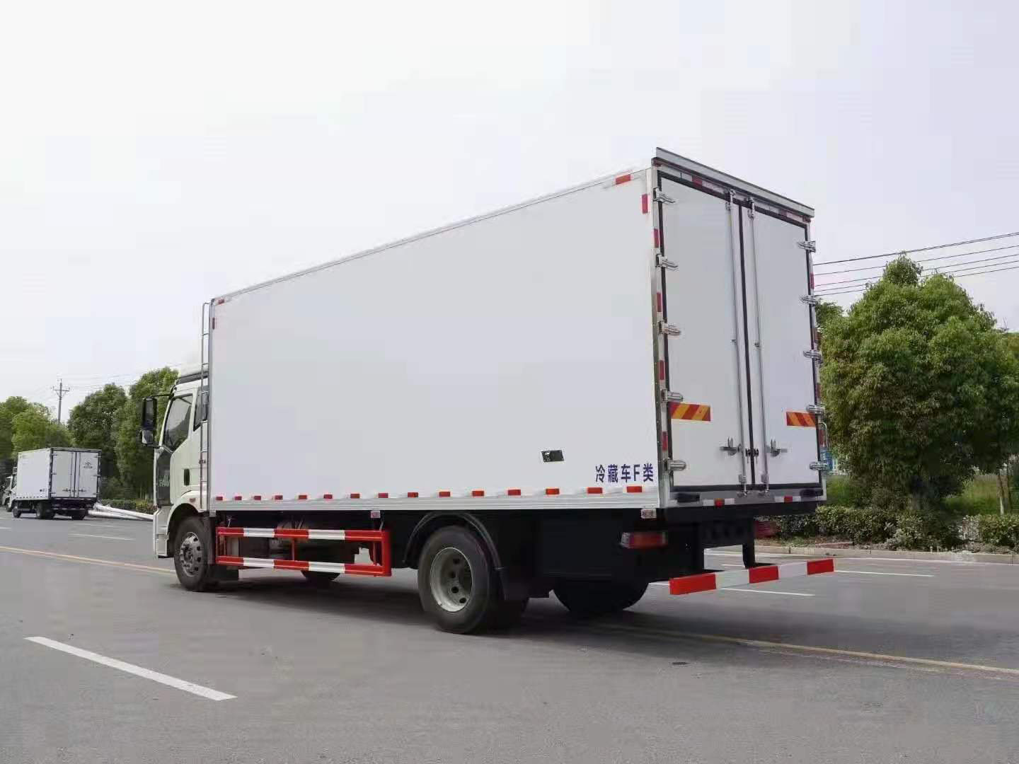 国六解放J6L精英版高顶双卧冷藏车