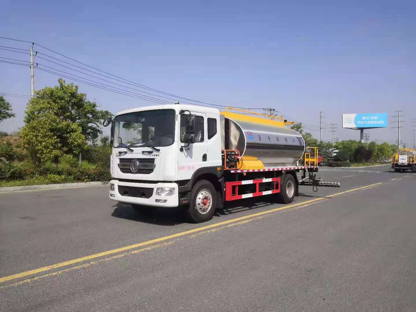 东风D9国六10吨沥青洒布车