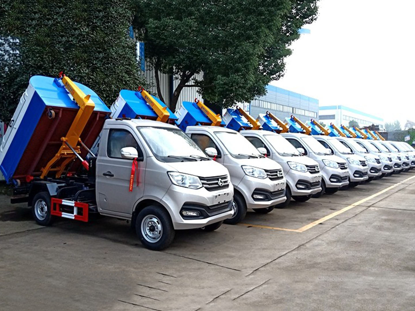 918博天堂集团国六长安勾臂垃圾车批量发车