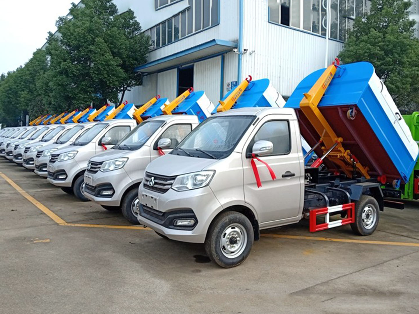 918博天堂集团国六长安勾臂垃圾车批量发车