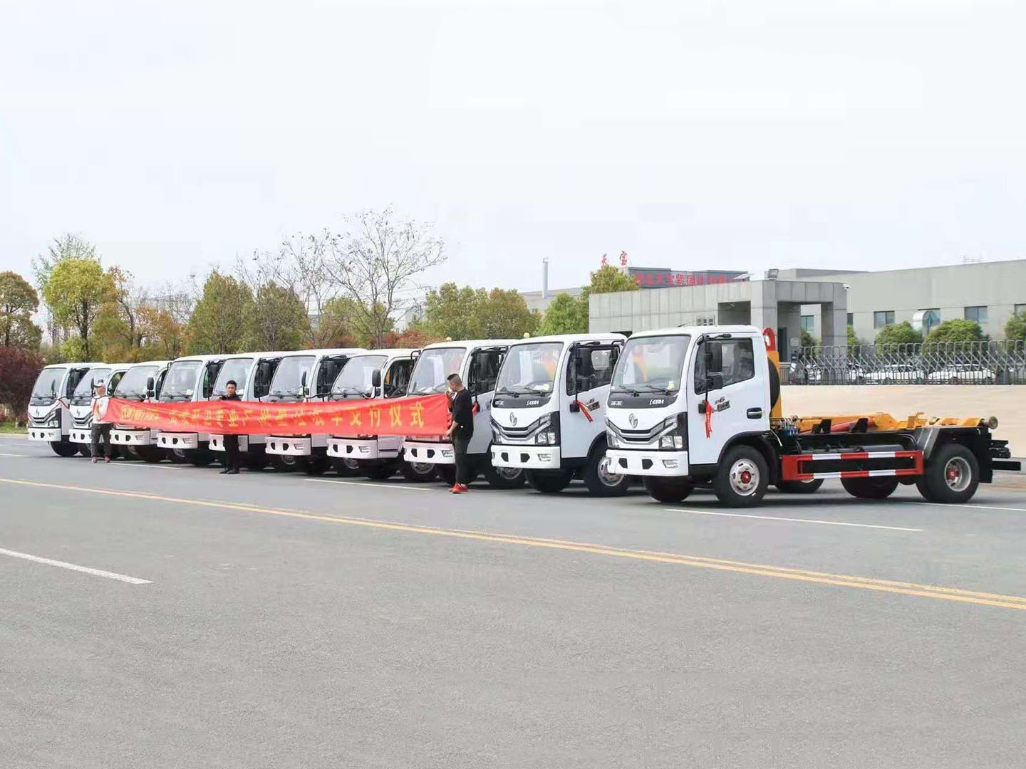 918博天堂集团东风多利卡拉臂垃圾车批量发车 