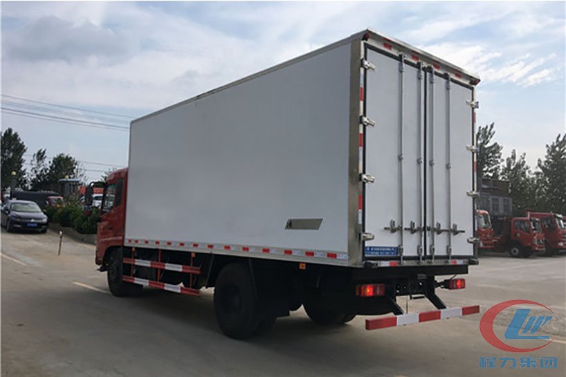 918博天堂集团东风天锦冷藏车（厢长6.1米）侧面图