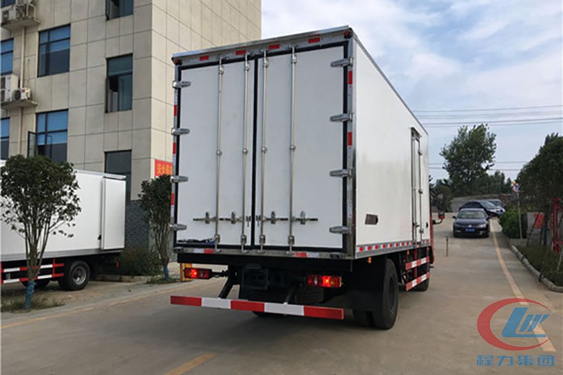 918博天堂集团东风天锦冷藏车（厢长6.1米）侧面图