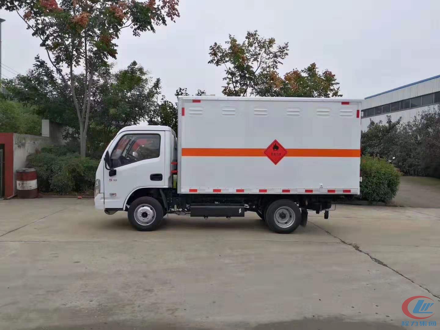 918博天堂集团跃进小福星易燃气体厢式运输车侧面图
