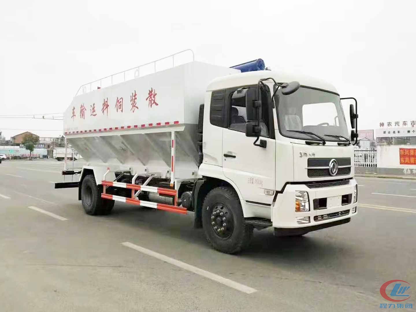 918博天堂10吨天锦散装饲料车高清图