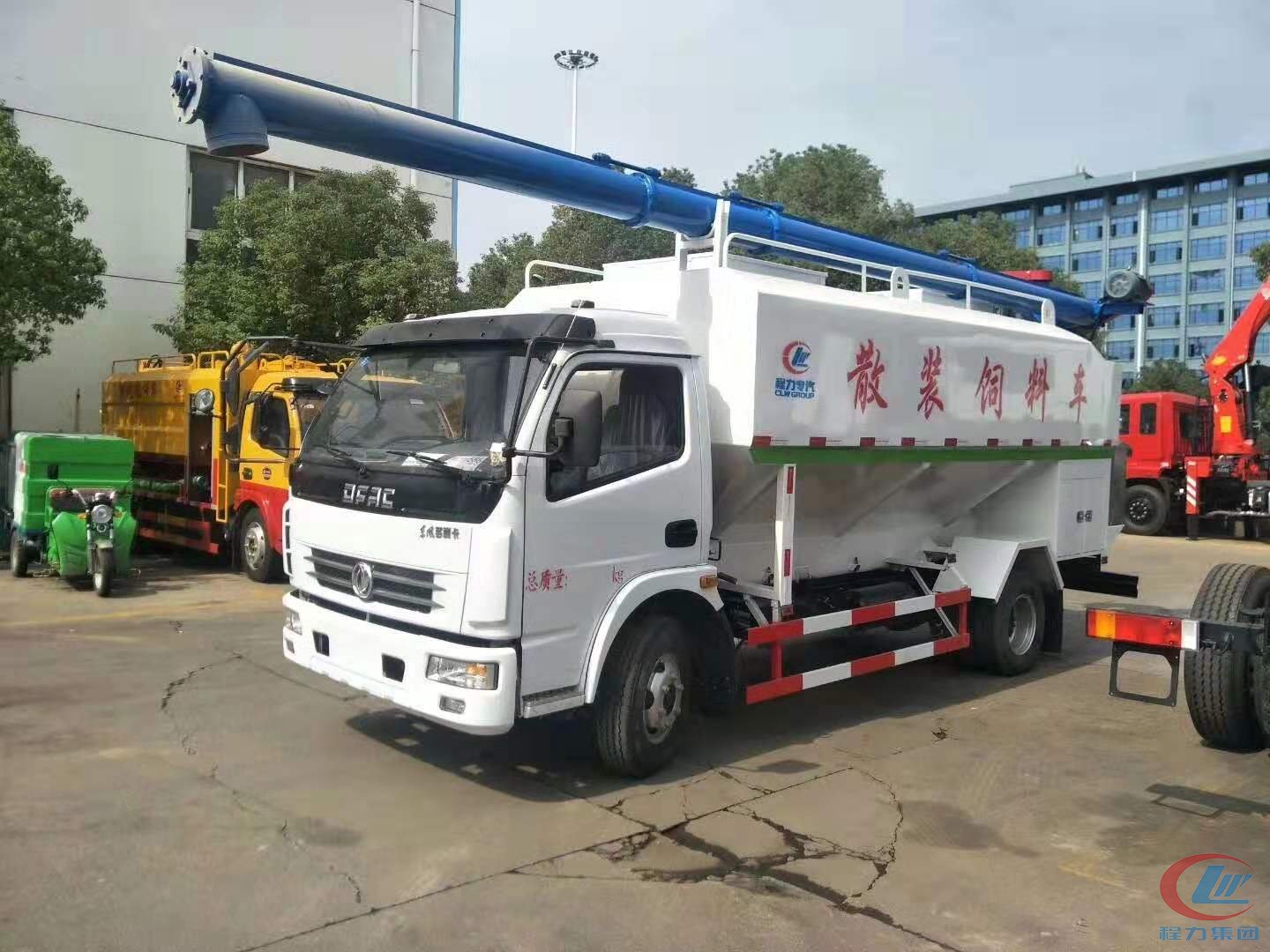 918博天堂东风多利卡散装饲料运输车高清图