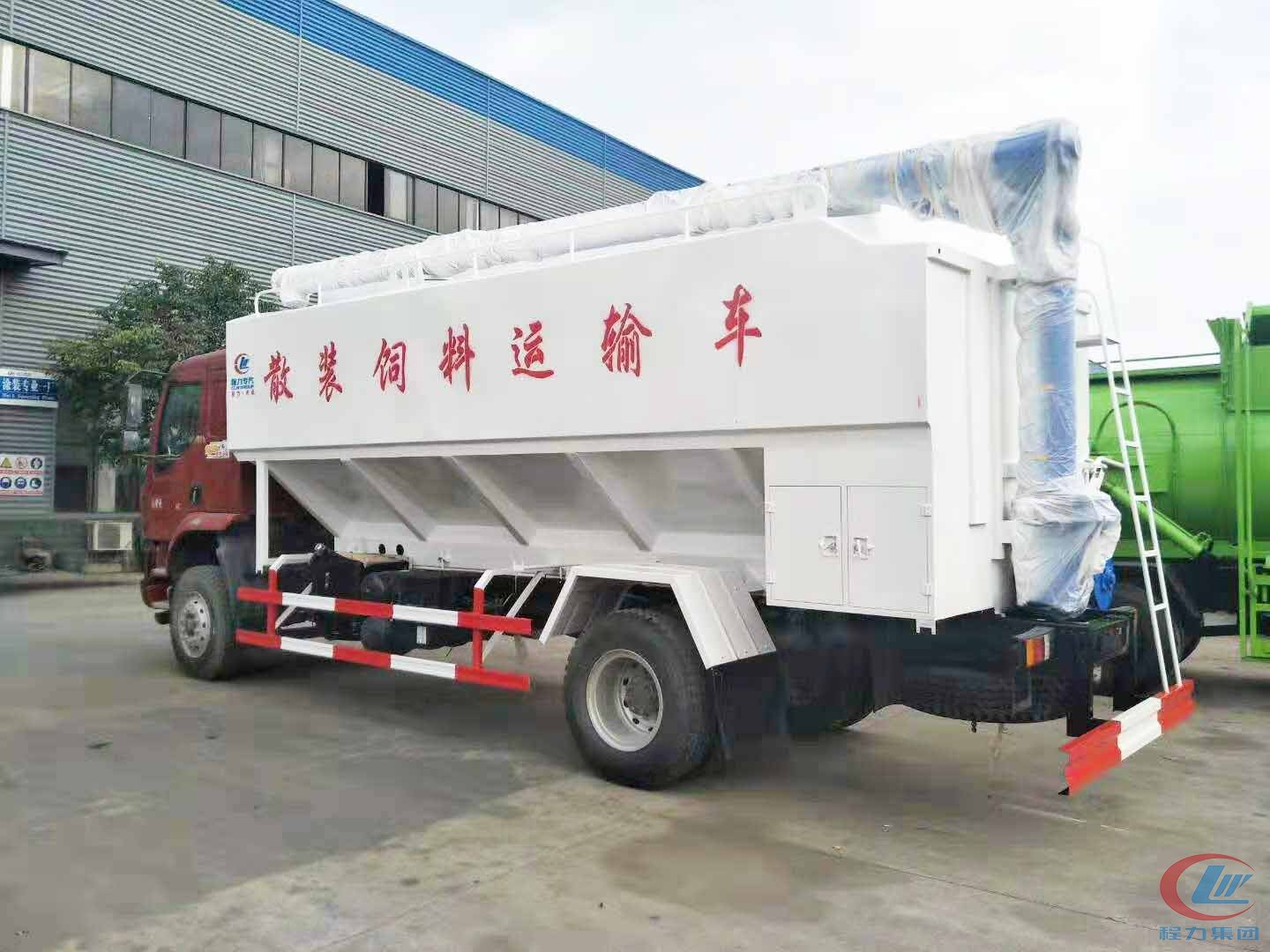 918博天堂集团柳汽乘龙散装饲料运输车侧面图