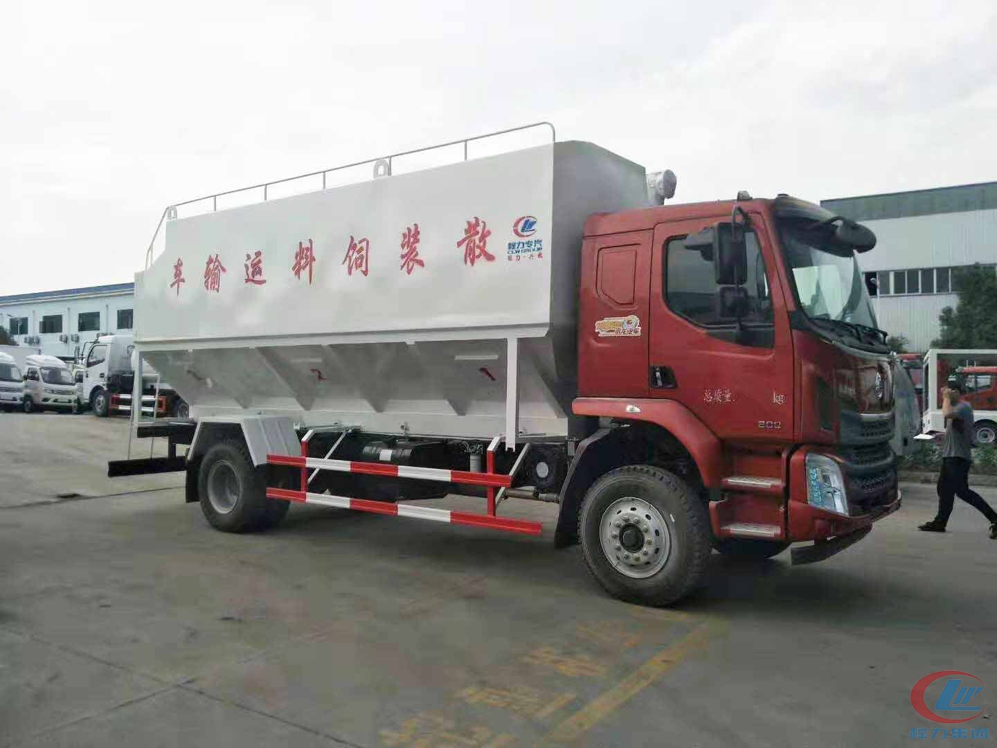 918博天堂集团柳汽乘龙散装饲料运输车侧面图