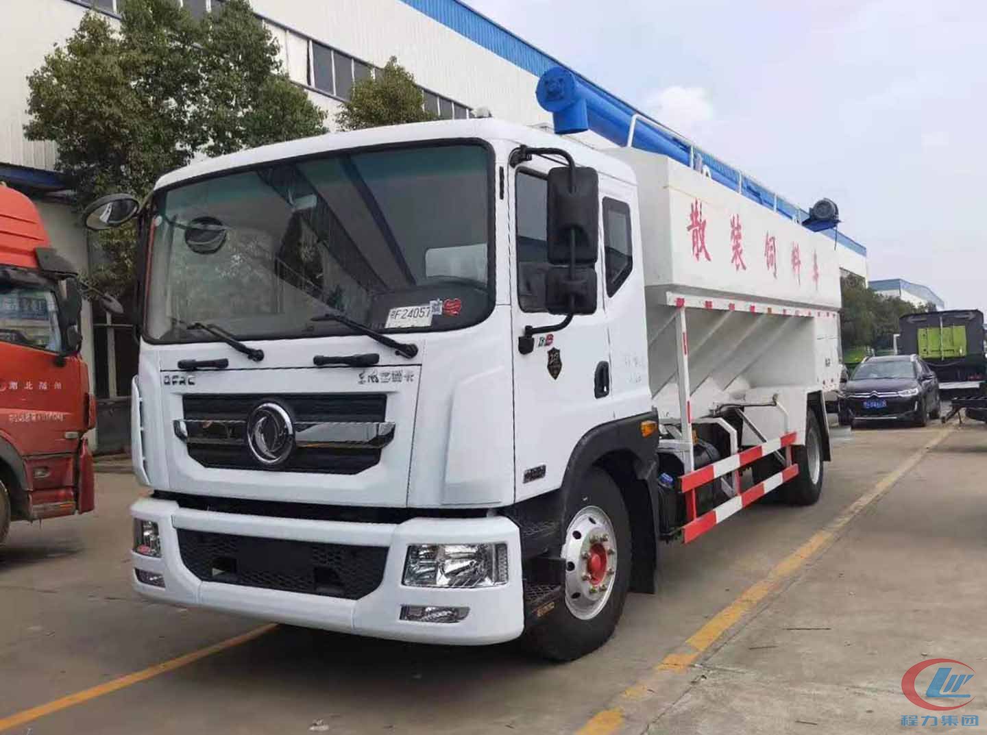 918博天堂东风多利卡D9散装饲料运输车高清图