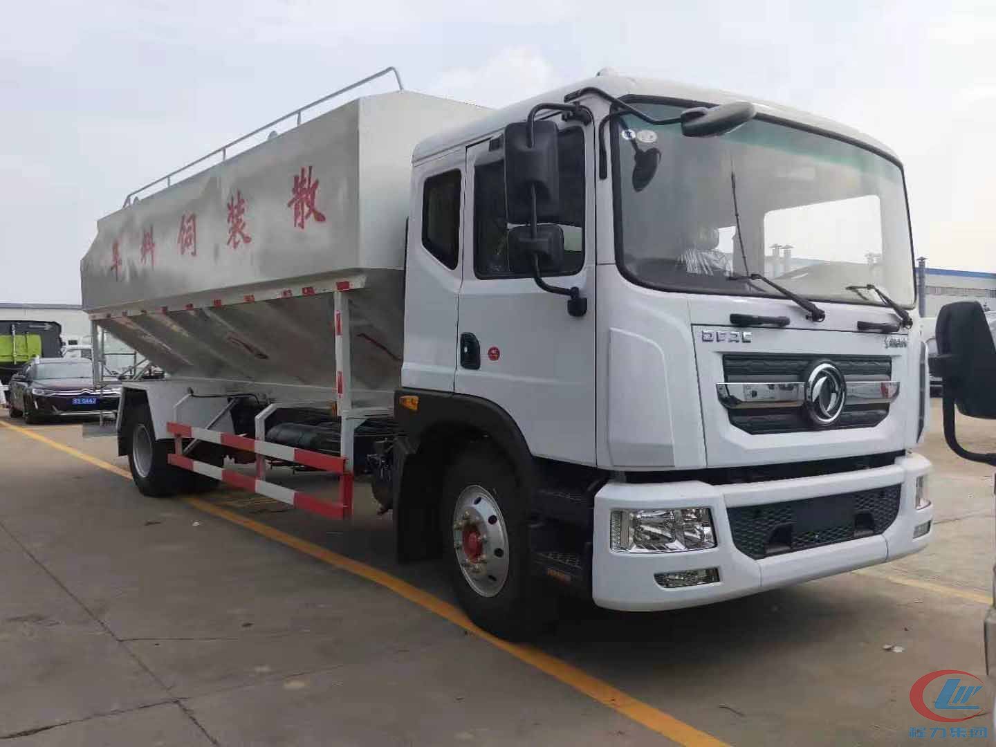 918博天堂东风多利卡D9散装饲料运输车高清图