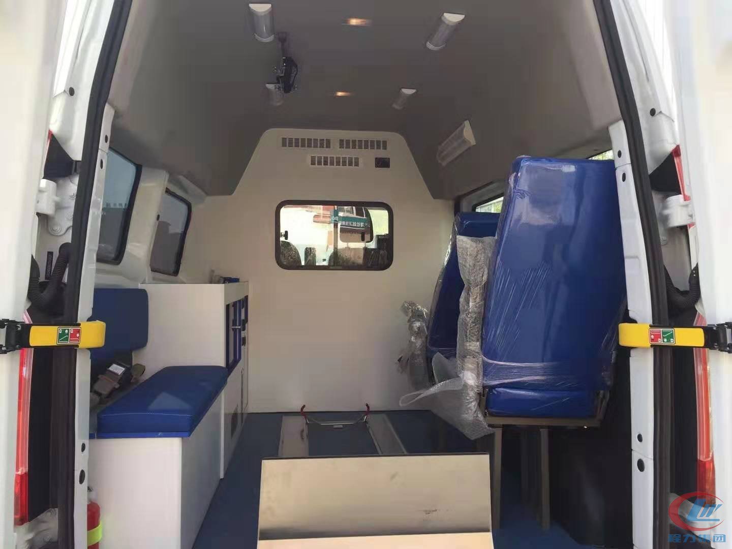 918博天堂福特v362短轴中顶转运型救护车