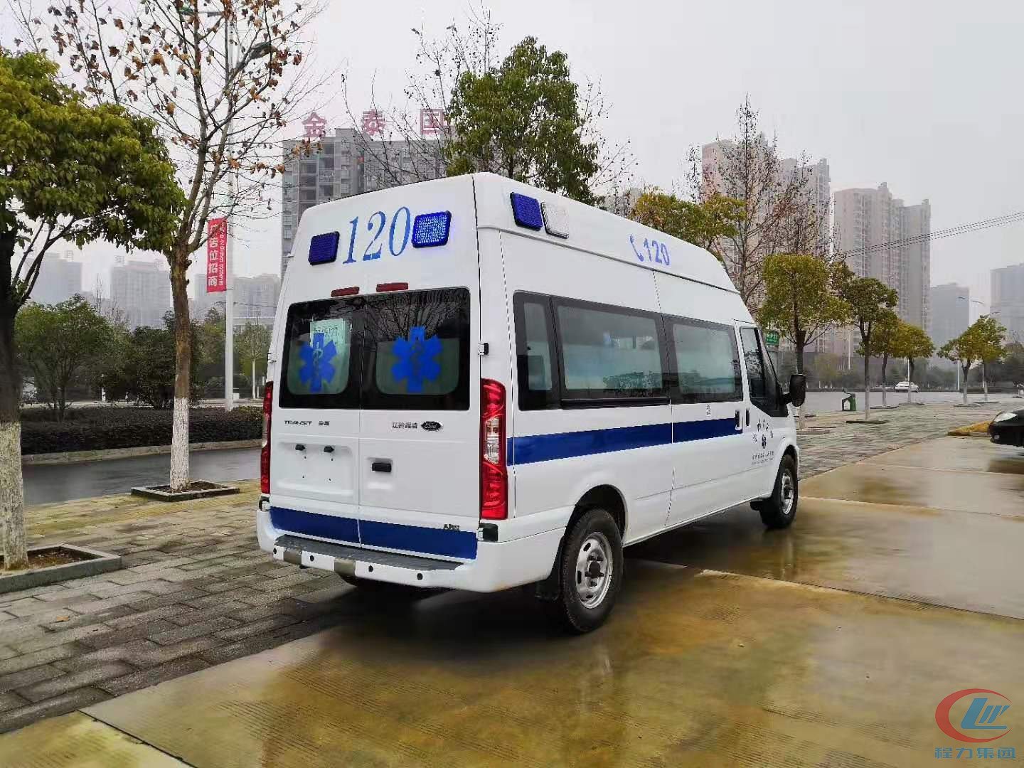 湖北918博天堂福特V348高顶监护型救护车侧面图