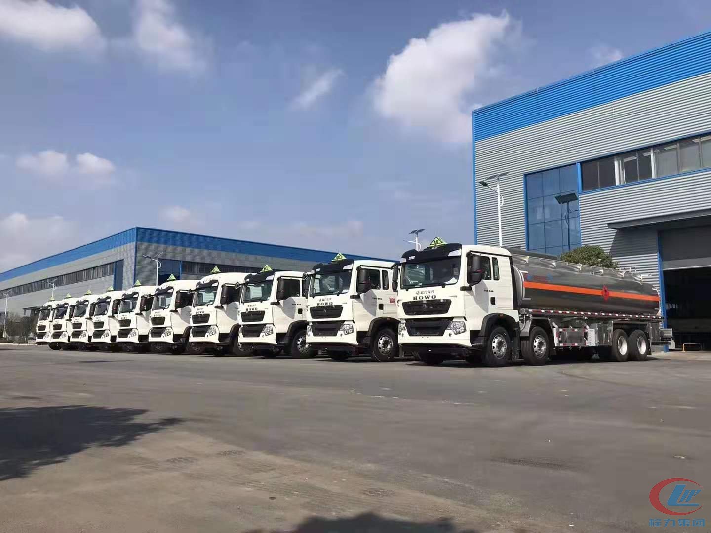 918博天堂汽车集团油罐车专业厂前油罐车