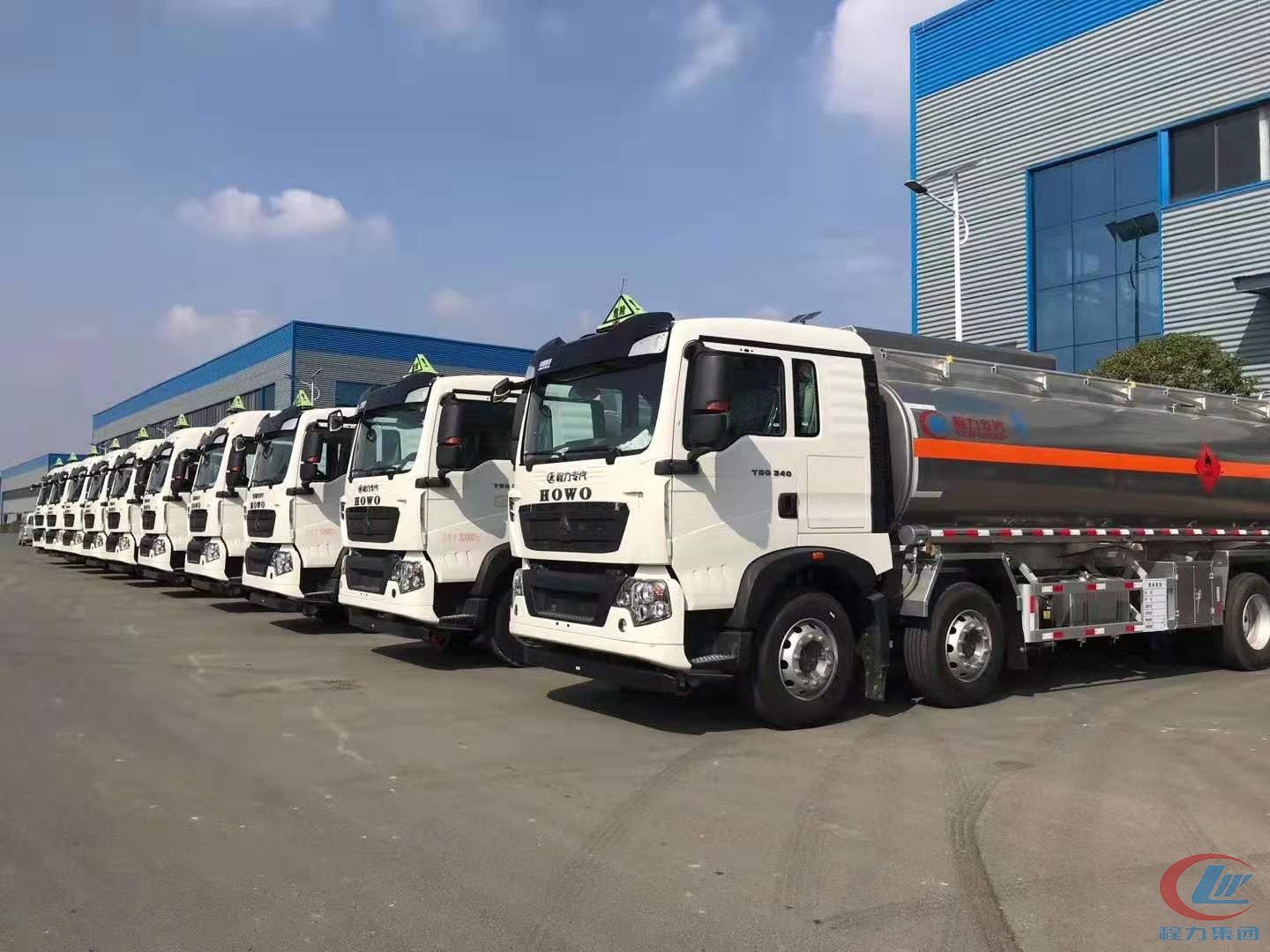 918博天堂集团重汽豪沃油罐车发车