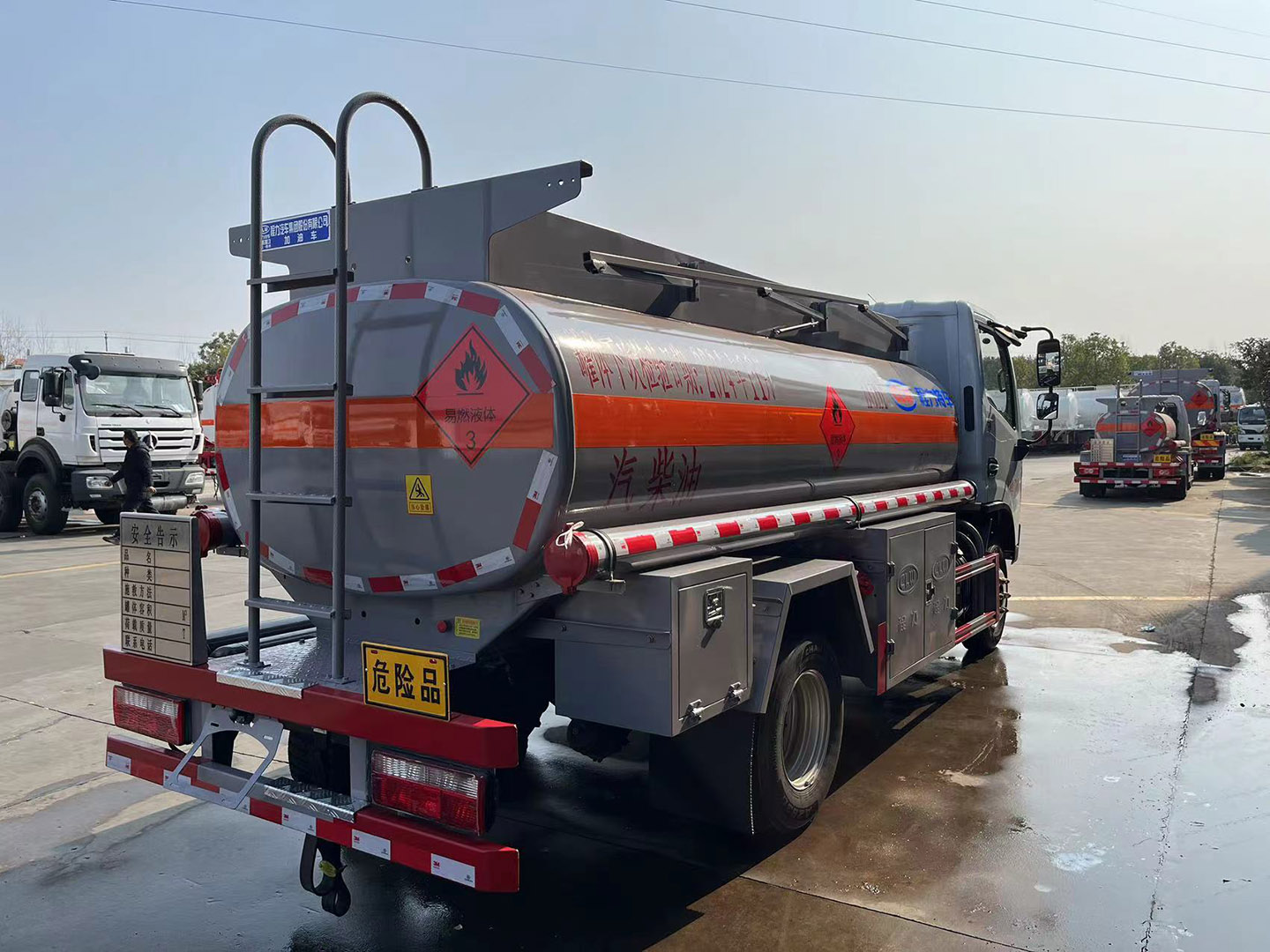 国六918博天堂牌东风小福瑞卡/多利卡5方加油车