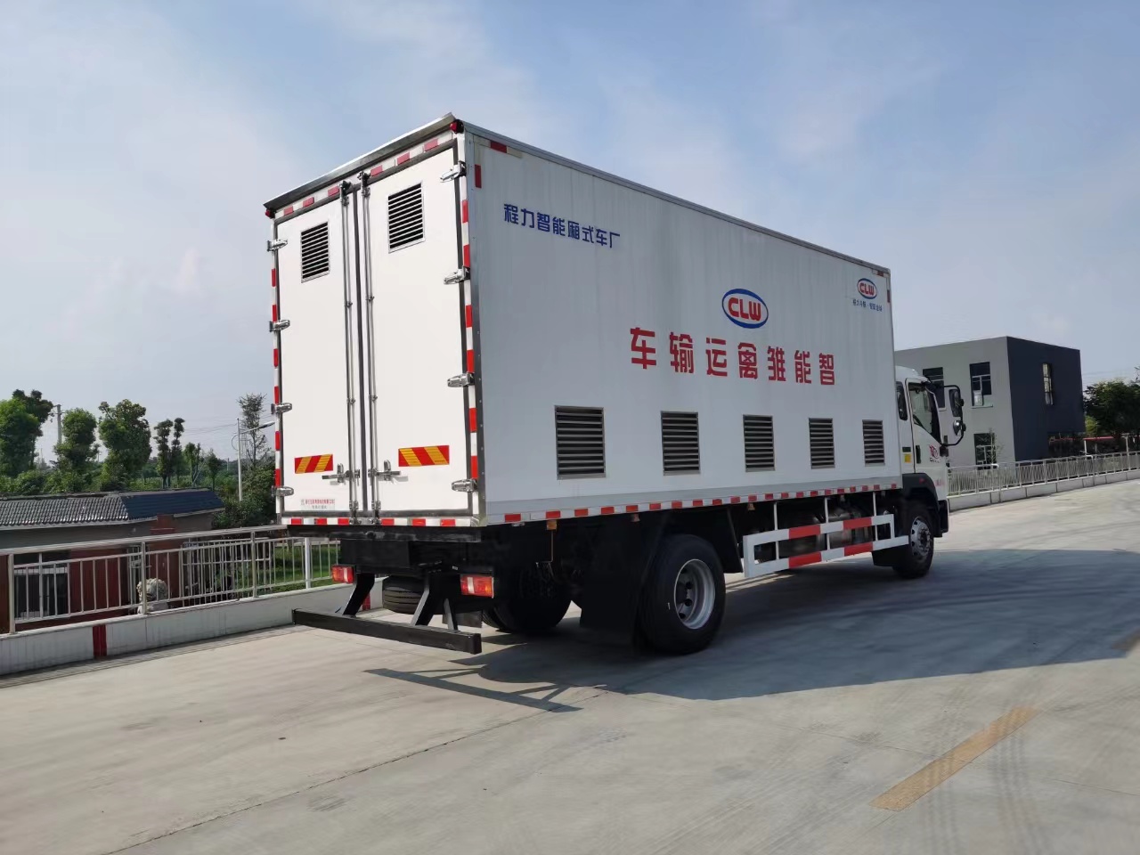 918博天堂牌国六重汽豪沃智能恒温畜禽运输车
