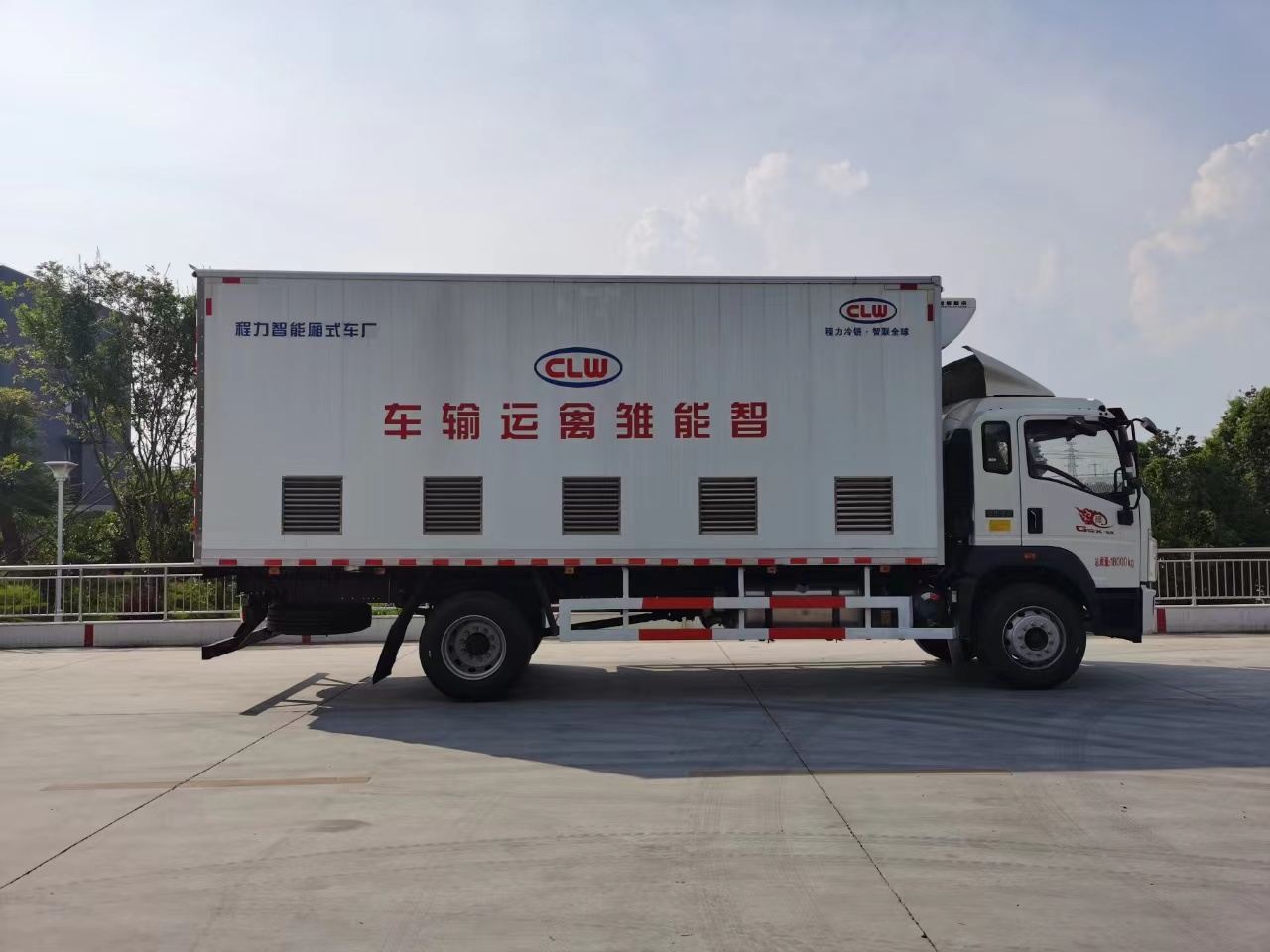 918博天堂牌国六重汽豪沃智能恒温畜禽运输车