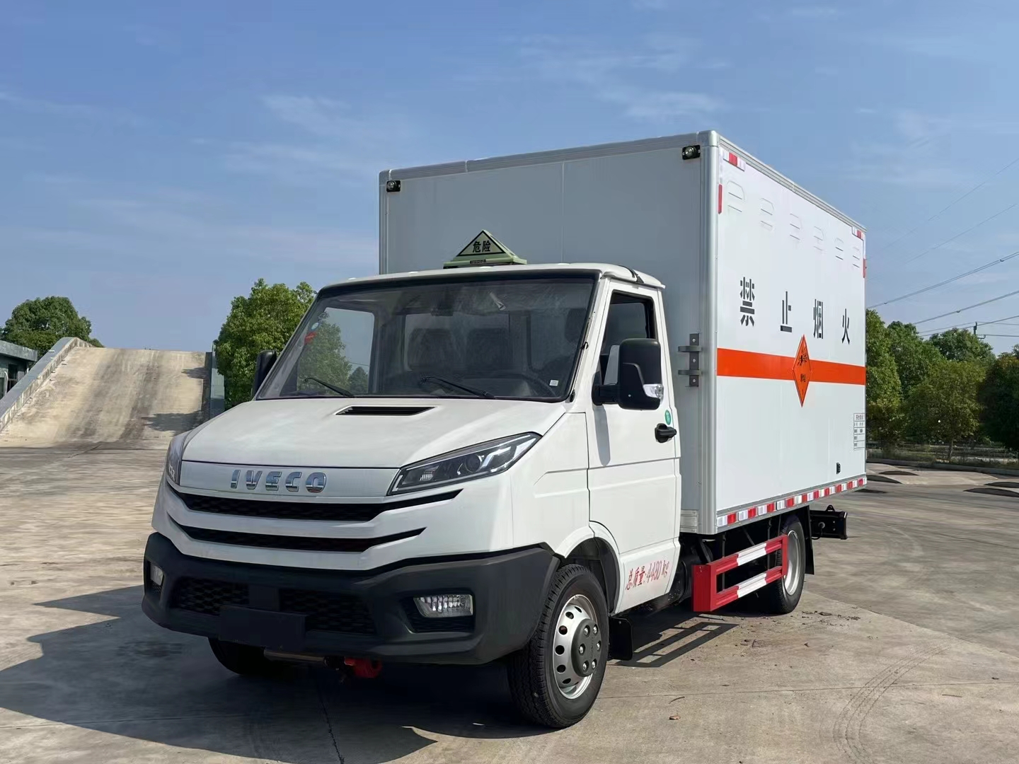 918博天堂专用车系列依维柯爆破器材运输车